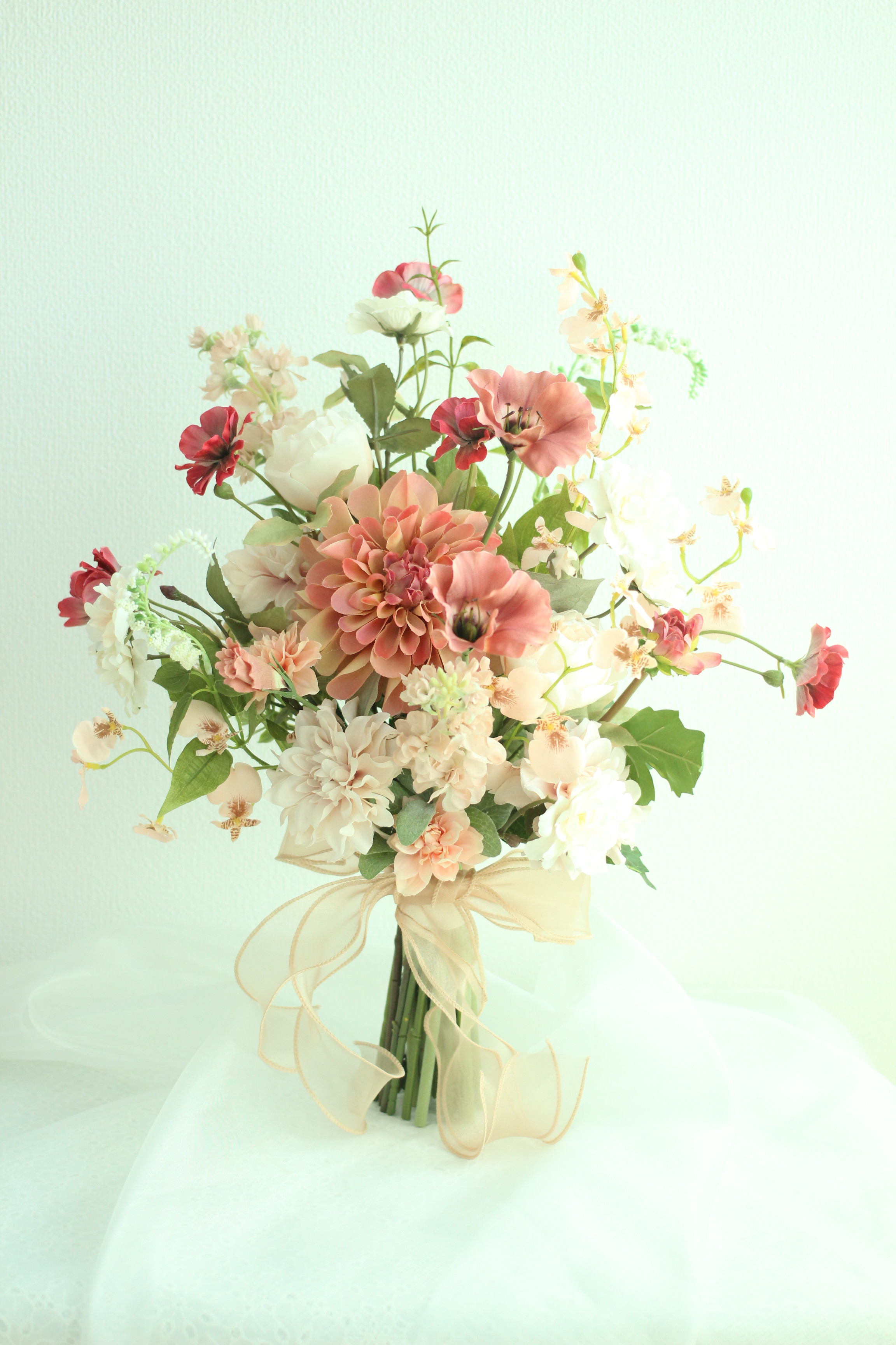 テラコッタカラーのクラッチブーケ　ウェディングブーケ　ウェディングブーケ　エレガント　結婚式　前撮りブーケ　大人可愛い+