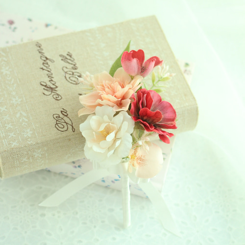テラコッタカラー　コチョウラン　クラッチブーケ　ブートニア　前撮り　結婚式 完成品ブーケ】テラコッタカラーのバラと白いコスモスのクラッチ