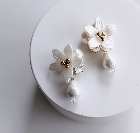 白 ビジュー パヴェボール ピアス イヤリング メモリーオイル アロマ