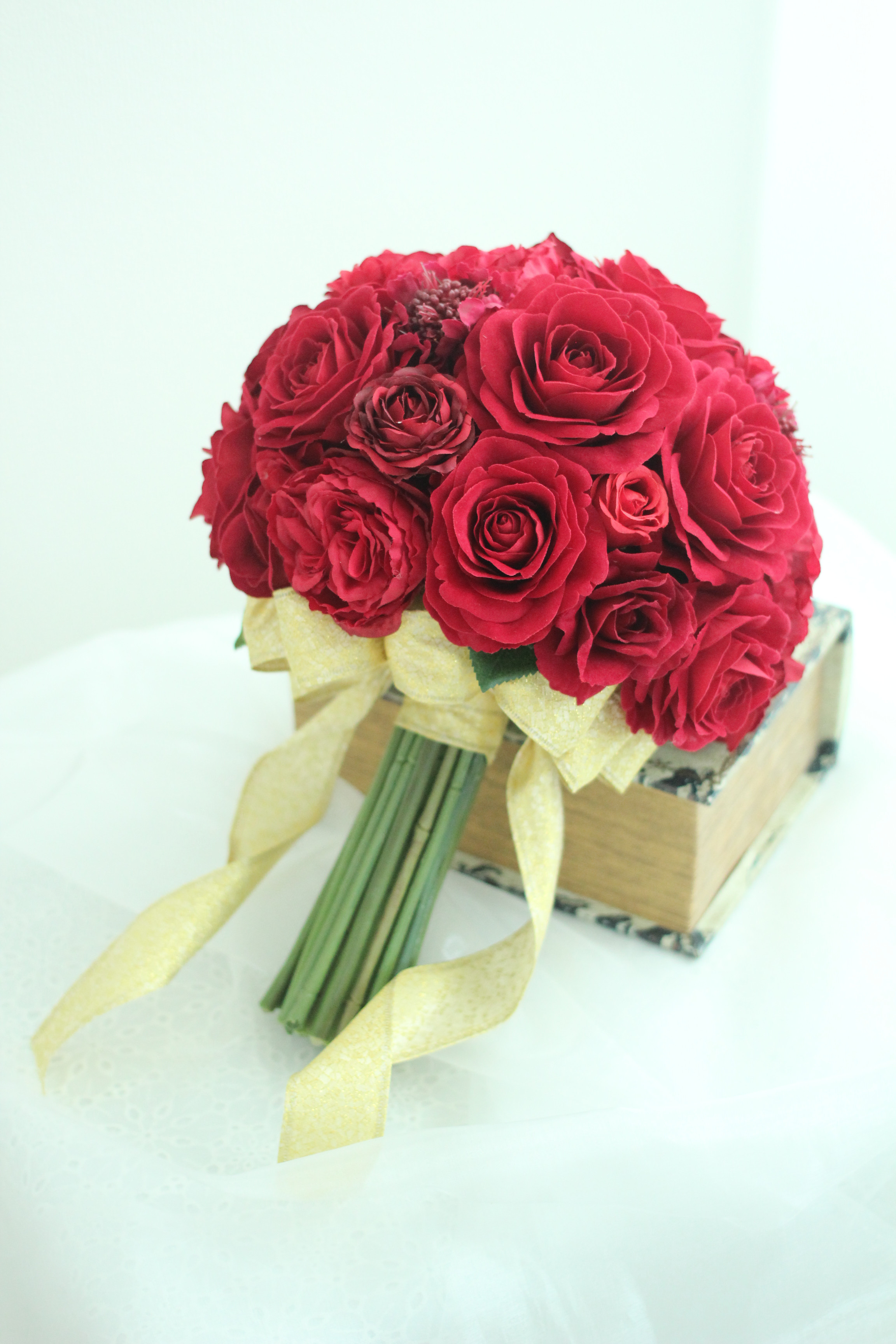 真っ赤なバラのクラッチブーケ　ウェディングブーケ　クラッチブーケ　結婚式　ラウンドブーケ　ゴールドリボン　前撮りブーケ 22,000円