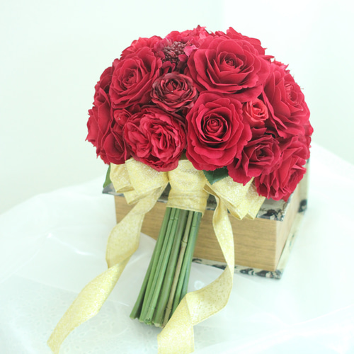 真っ赤なバラのクラッチブーケ ウェディングブーケ クラッチブーケ