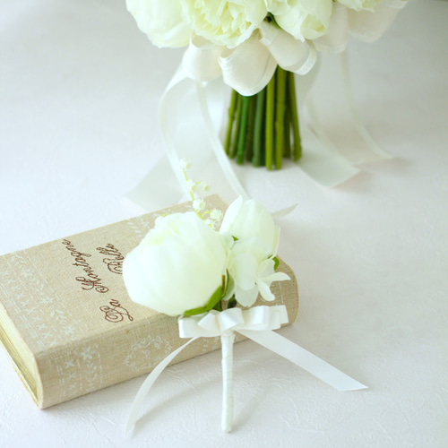 つぼみ芍薬とスズランのクラッチブーケ アーティフィシャルフラワー