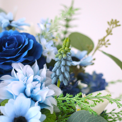 ロイヤルブルーのクラッチブーケ アーティフィシャルフラワー