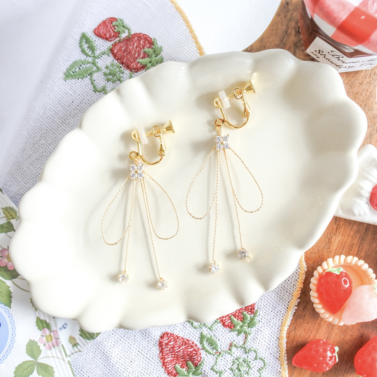 小枝耳飾り【花結び(ゴールド)】小枝ピアス　小枝イヤリング　ワイヤーアクセサリー　キュービックジルコニア 4,818円