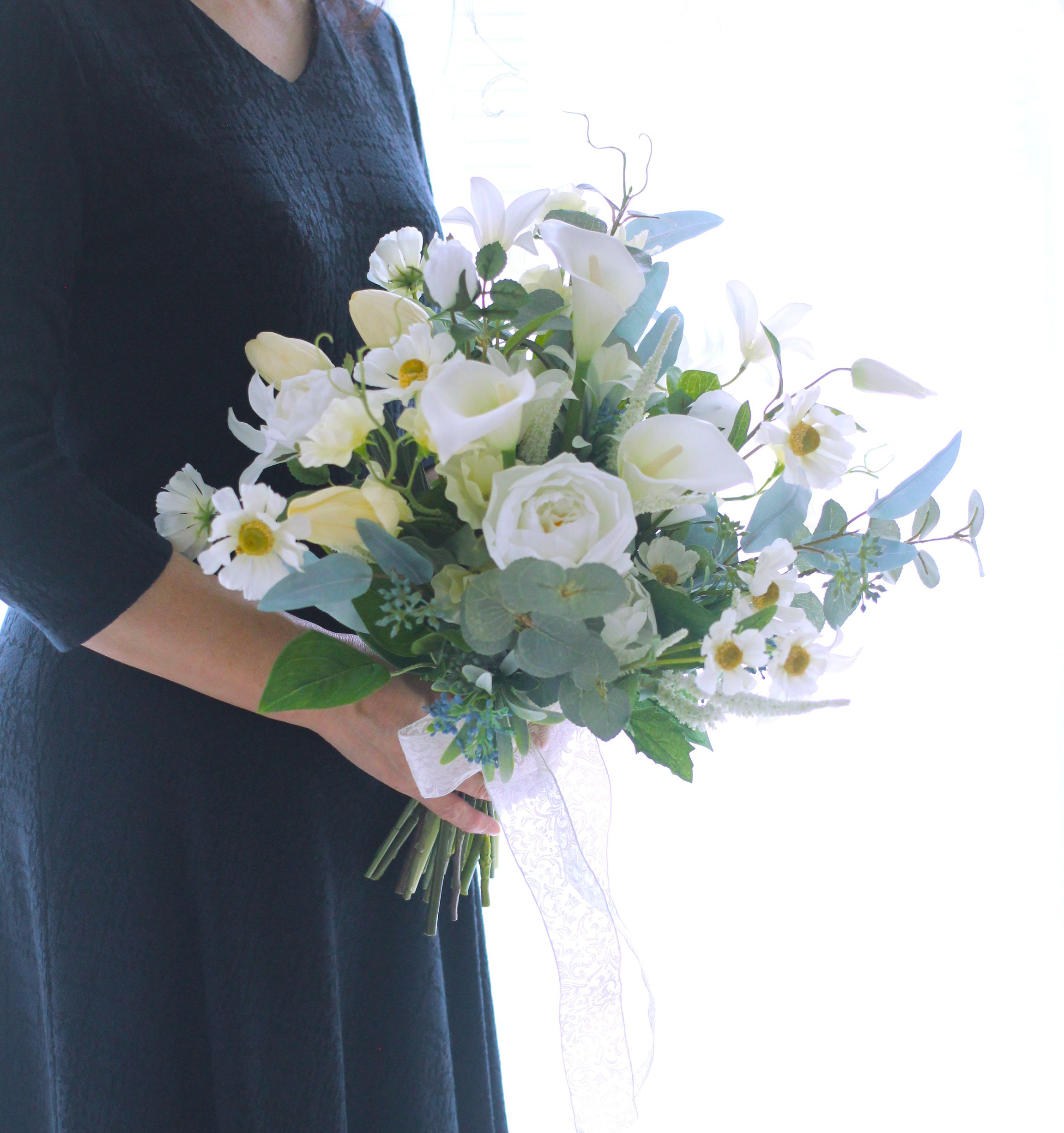 クレマチスとカラーのふわ揺れブーケ　アーティフィシャルフラワー　クラッチブーケ　ウェディングブーケ　揺れるブーケ　前撮り