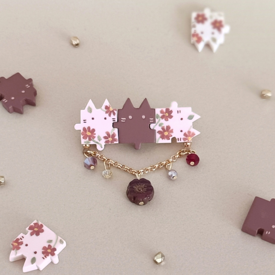チョコレートコスモスのネコパズルブローチ. 猫 花 ブラウン