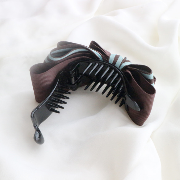 チョコミントカラーのアシンメトリーリボンヘアクリップ バレッタ  通勤 通学 普段使い 大人可愛い ストライプ 8枚目の画像