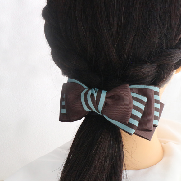 チョコミントカラーのアシンメトリーリボンヘアクリップ バレッタ  通勤 通学 普段使い 大人可愛い ストライプ 2枚目の画像