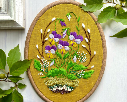 ビオラの咲く山の中で、、、手刺繍タペストリー タペストリー・壁掛け