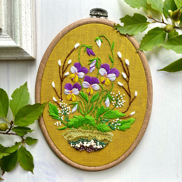 ビオラの咲く山の中で、、、手刺繍タペストリー タペストリー・壁掛け