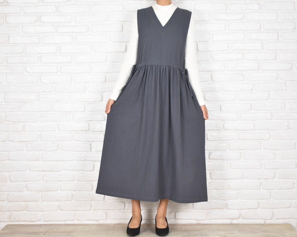 【大きいサイズ】コットン素材のVネックリボンワンピース　ジャンパースカート　チャコールグレー　グレー