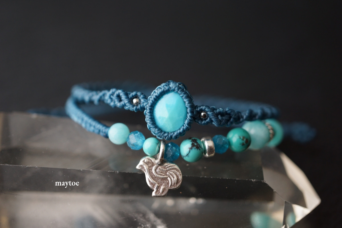 アリゾナ産スリーピングビューティーターコイズ＆鳥のカレンシルバーチャーム入り二重マクラメブレスレット- Leaping 9,204円
