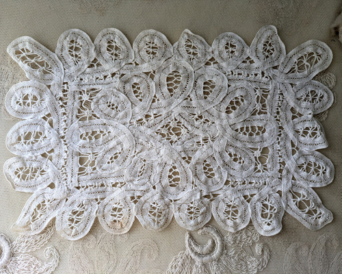 アンティークフランス レッド＆アイボリー 市松模様織 バテンバーグレースドイリー バッテンバーグレース オーバル型のドイリーをイギリス