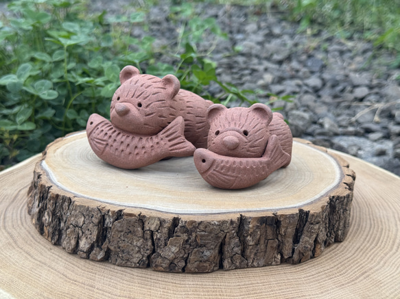 オーダー 花瓶を持った小さな木彫りのクマさん （オーダーメイド