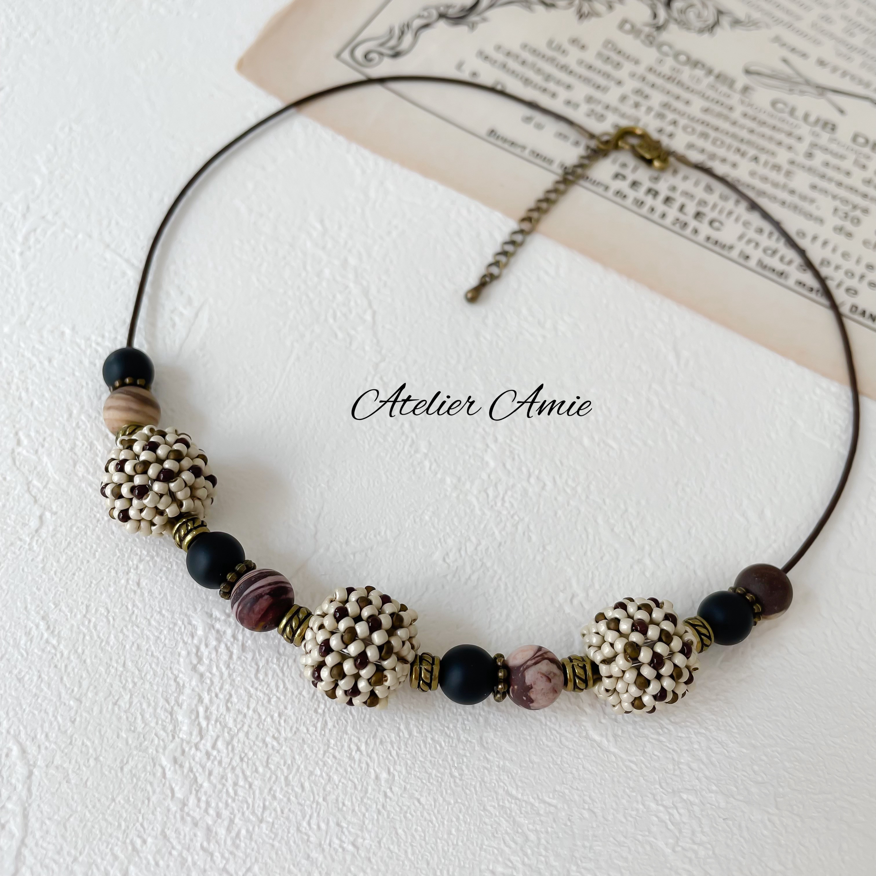 【Atelier Amie】フロストカプチーノジャスパー　ネッティングビーズボール　レザーコードネックレス