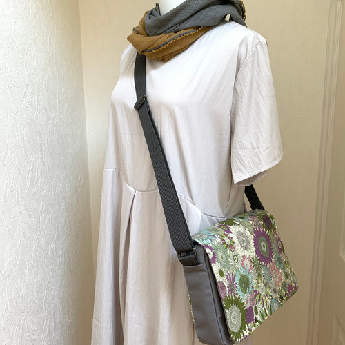 Shan様　リバティ スモールスザンナ　ブルーラミネート　横長ワンハンドルバッグ Shan様 リバティ スモールスザンナ ブルーラミネート 横長ワン
