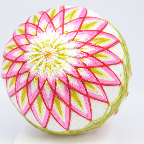 手毬猫の店 てまり「八重菊、桜」白地、鈴入り12cm 手まり 手毬猫の店 てまり「八重菊、桜」白地、鈴入り12cm 手まり