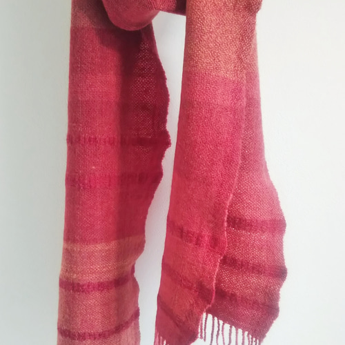 手紡ぎ、手織りマフラー（潤朱、赤） 草木染め、天然染料、ウール