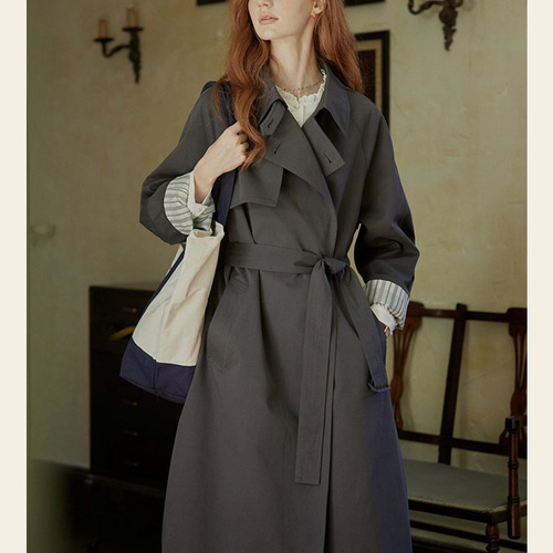 シックな色合とクラシカルなデザイン ロング丈トレンチコート  