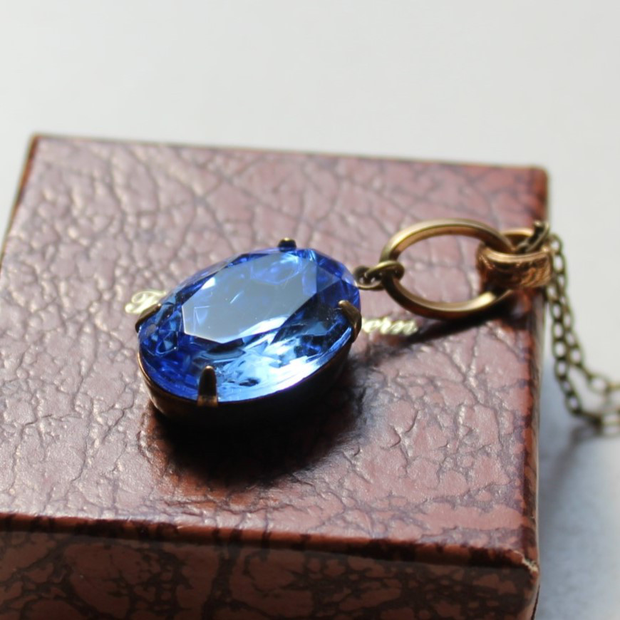 味わい深く煌めく。サファイアブルー・チェコスロバキア・ヴィンテージ ガラス　真鍮リングが美しいペンダント・ネックレス