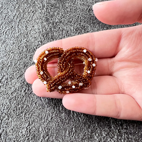 プレッツェルのブローチ オートクチュール刺繍 ブローチ La mienne