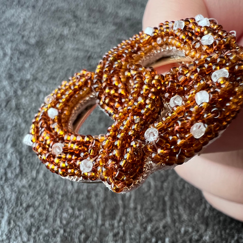 プレッツェルのブローチ オートクチュール刺繍 ブローチ La