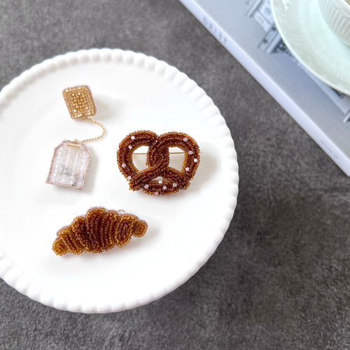 クロワッサンのブローチ オートクチュール刺繍 ブローチ La mienne