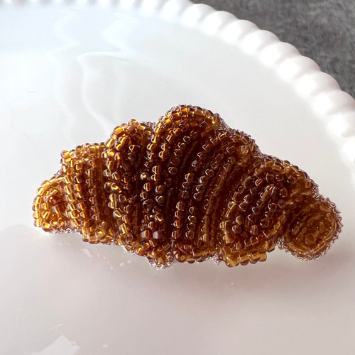 クロワッサンのブローチ オートクチュール刺繍 ブローチ La mienne