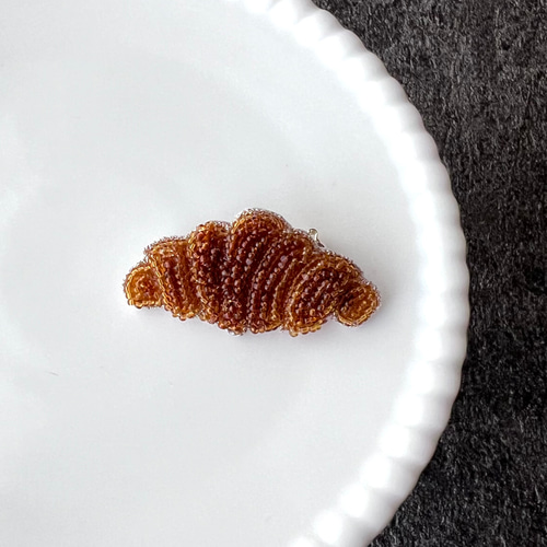 クロワッサンのブローチ オートクチュール刺繍 ブローチ La mienne