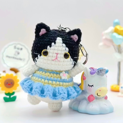 受注作製】踊る猫ちゃんA ハンドメイド あみぐるみ キーホルダー付き
