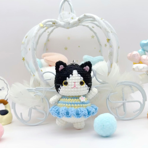 受注作製】踊る猫ちゃんA ハンドメイド あみぐるみ キーホルダー付き