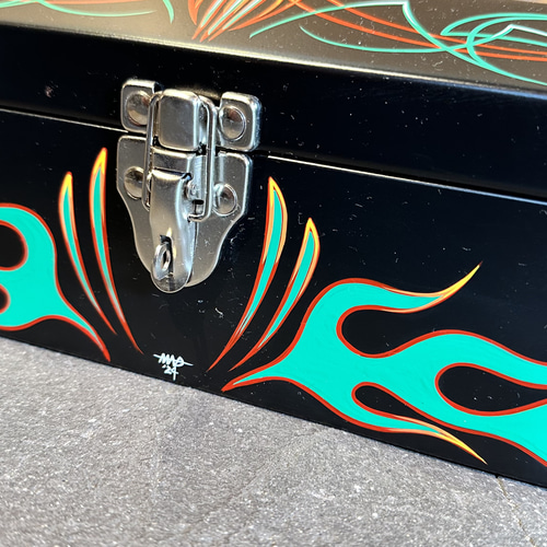 ツールボックス2 ブラック フレイムス ピンストライプ アートワーク