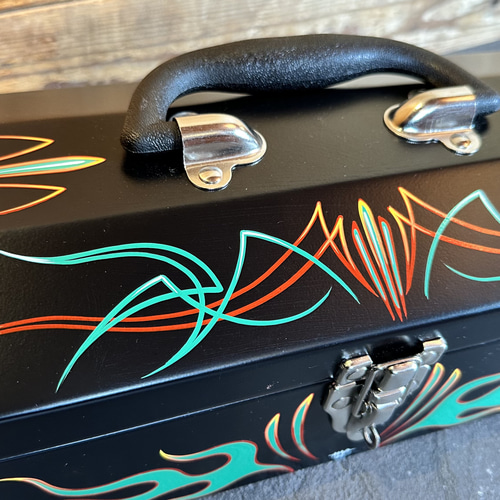 ツールボックス2 ブラック フレイムス ピンストライプ アートワーク