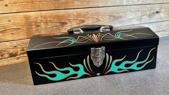 ツールボックス2 ブラック フレイムス ピンストライプ アートワーク