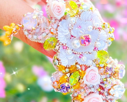 金色の花模様バレッタ 透かしフラワーバレッタ ゴールド 透かし模様 ストーン オープン