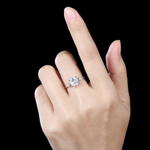 モアッサナイトのスリーストーンリング　16号 モアッサナイト エンゲージリング ユニークなスリーストーンリング 925