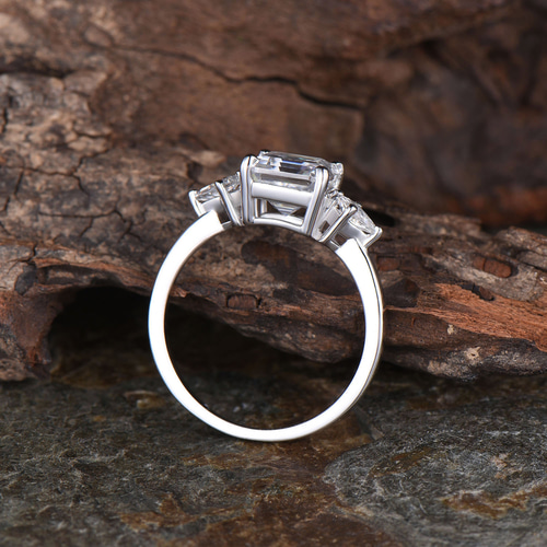 モアッサナイト エンゲージリング ユニークなスリーストーンリング 925