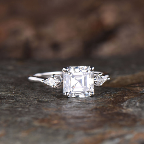 モアッサナイトのスリーストーンリング　16号 モアッサナイトのスリーストーンリング 16号 Amazon.co.jp