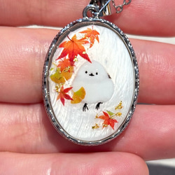 天然石オパールと紫陽花畑のシマエナガ、金箔のペンダント ネックレス