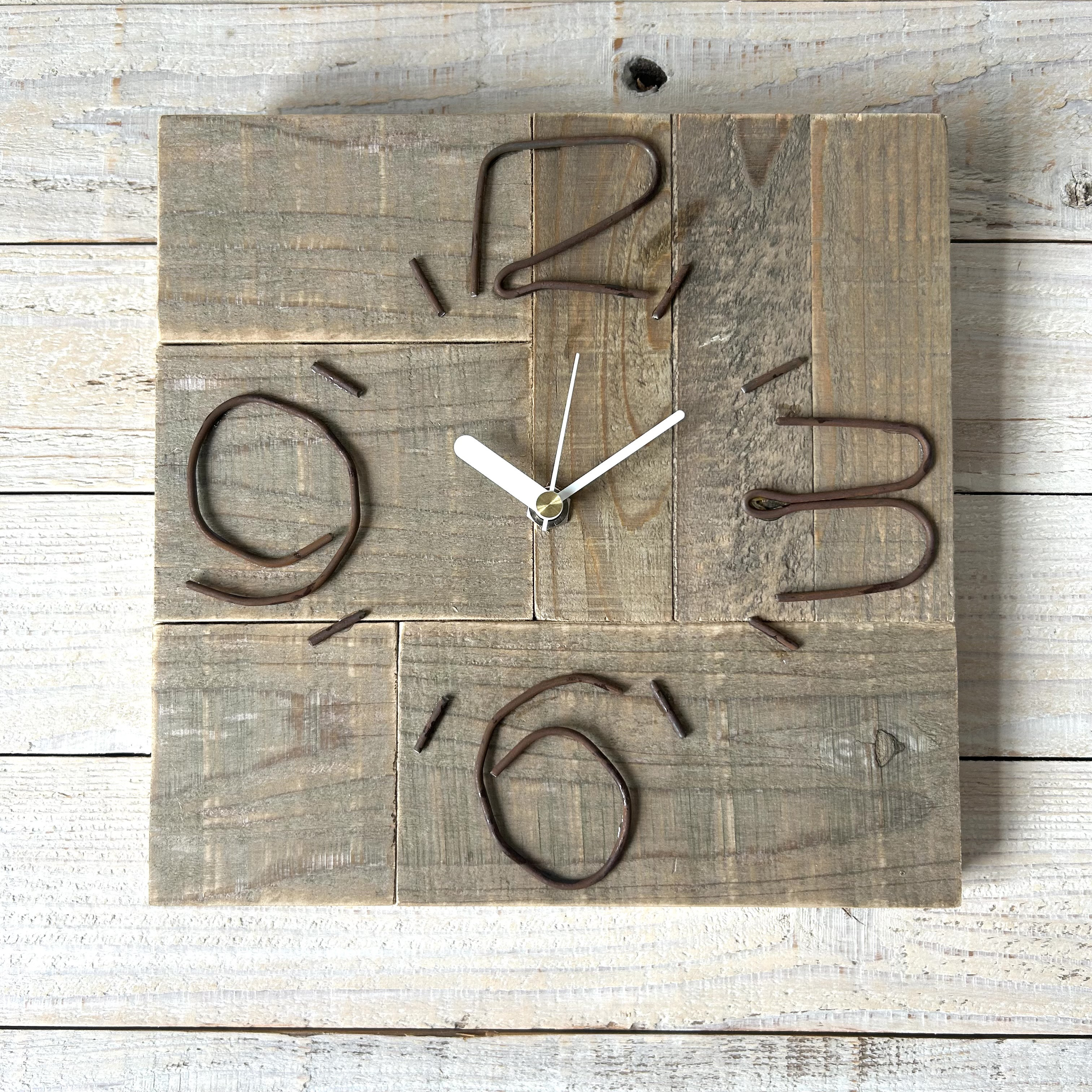 古い木材の掛け時計003