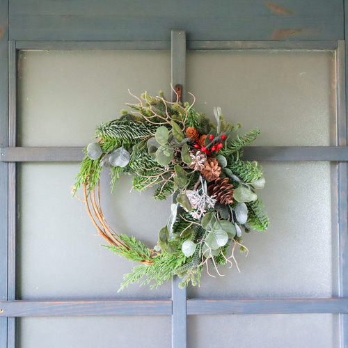 茂る森に佇み寒山に雪が舞う　針葉樹の香り豊かなオーバル型　クリスマス　リース 茂る森に佇み寒山に雪が舞う 針葉樹の香り豊かなオーバル型 リース