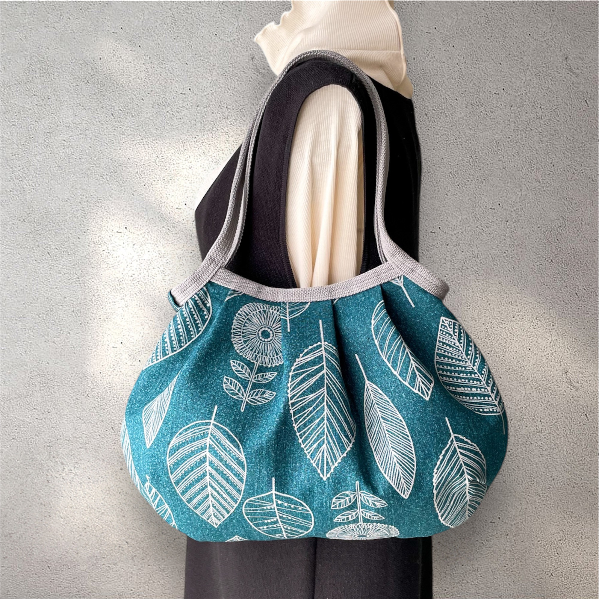 コロンと可愛いショルダーグラニーバッグ  北欧フラワー&リーフ柄　ギニグリーン　◎選べる2サイズ