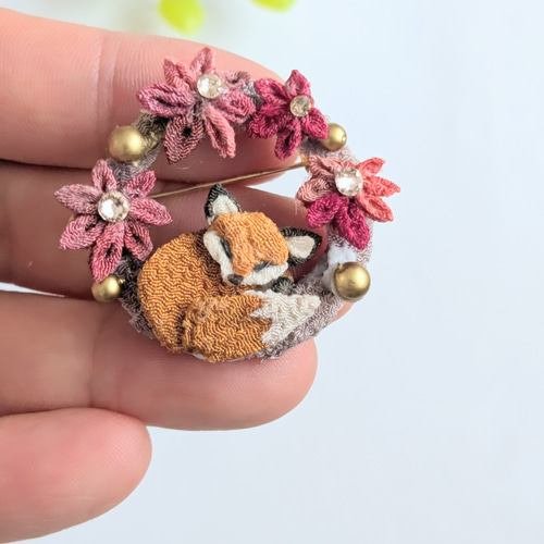 丸まって眠るキツネさんと紅葉のリングブローチ。つまみ細工