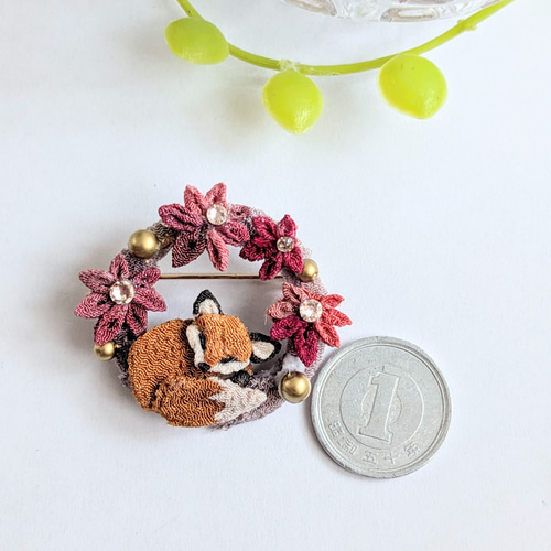 丸まって眠るキツネさんと紅葉のリングブローチ。つまみ細工