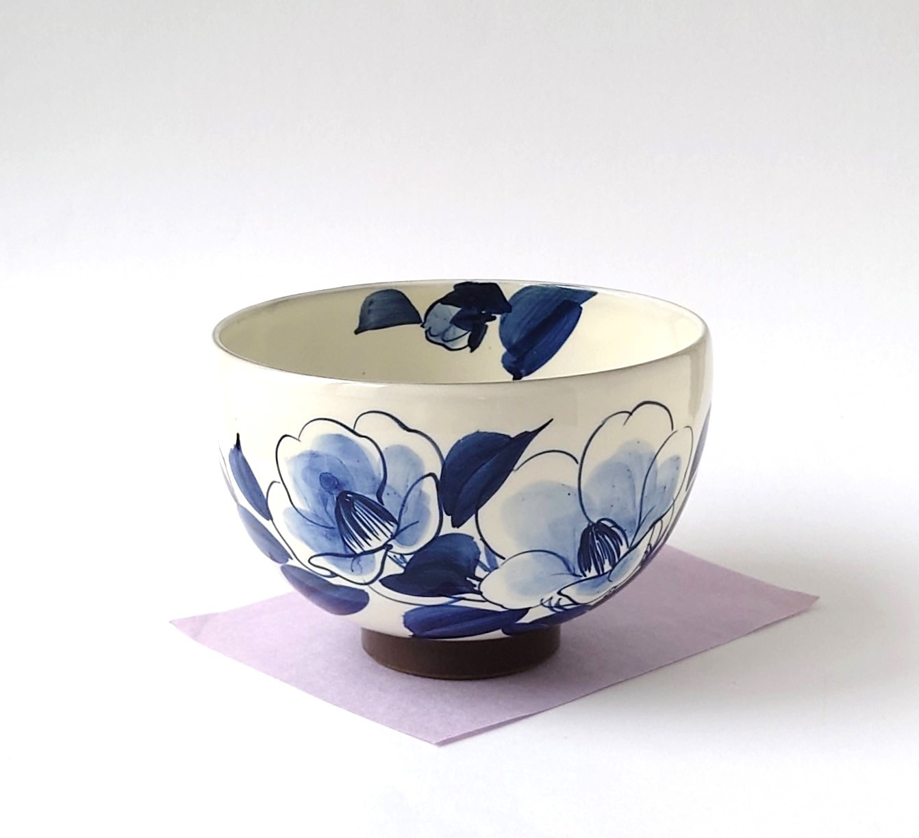大らかに描かれた花が美しい 染付椿 小丼 陶器 お椀・ボウル・鉢