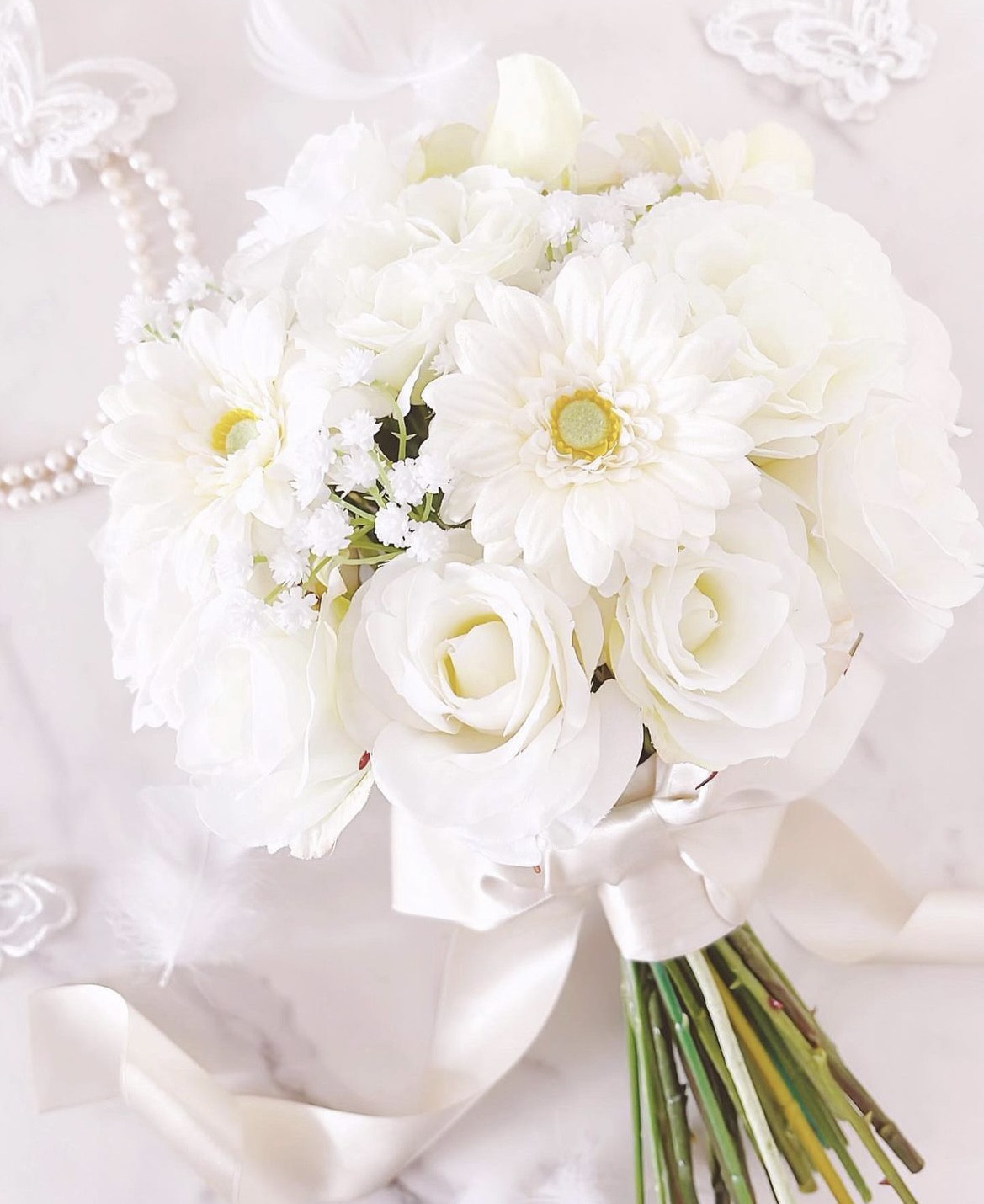 ガーベラとホワイトローズ　ウエディングブーケ　ホワイト　　ラウンドブーケ　アーティフィシャルフラワー　造花