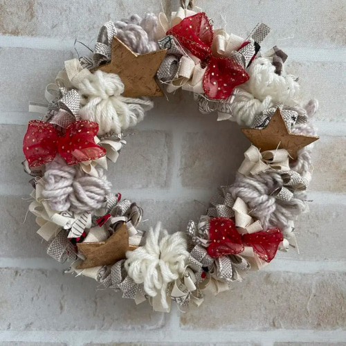 ふんわり優しい布リース（クリスマス／ホワイト×レッド） リース amie