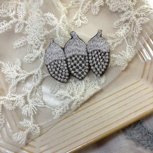 ミナペルホネン どんぐり ブローチ