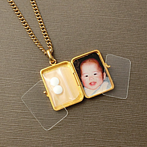 【遺品整理】　K18 刻印　ペンダント   26g アクセサリー　ペンダントヘッド k18【手彫り】遺骨入れ＆ロケットペンダント/角形 ◎遺骨と写真を