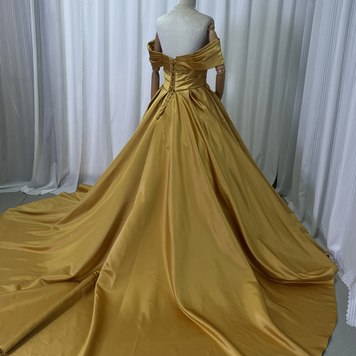 送料無料！ウエディングドレス ゴールド オフショルダー 光沢サテン